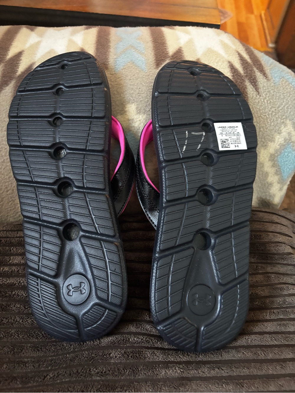 Under Armour Women’s Hot Pink and Black Flip Flops - Picture 6 of 7